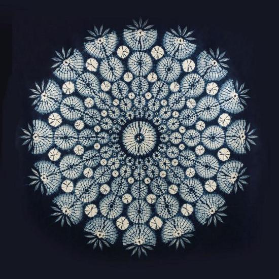 新艺展展品 利用日本时绘纹样和绞缬手法制作的蓝染作品《靛蓝之春》 制作者 简・卡兰德