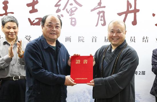 乐院长向上海觉群文教基金会捐赠善款30万元人民币，上海觉群文教基金会理事长觉醒法师为其颁发捐赠功德证书。