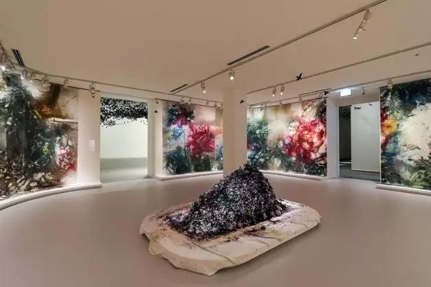 《花瞬一、二》，2019，维多利亚州国立美术馆摄影：Tobias Titz
