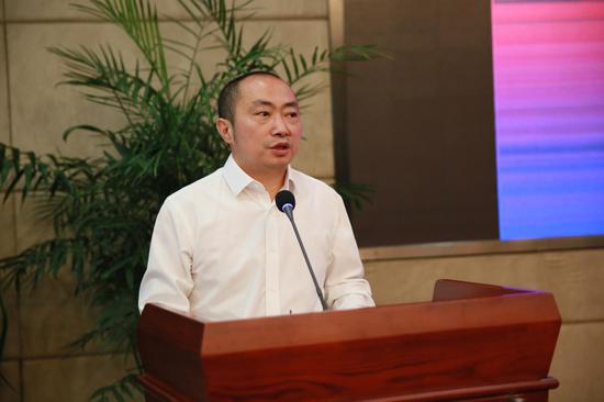 上海工艺美术职业学院副院长、工艺美术研究中心主任、手工艺术学院院长唐廷强主持论坛