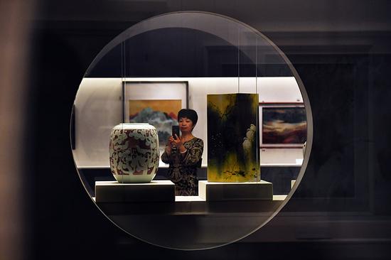 观众为作品拍照