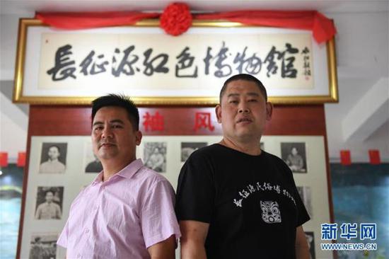 6月12日，罗小龙（右）和谢金荣在长征源红色博物馆前合影。