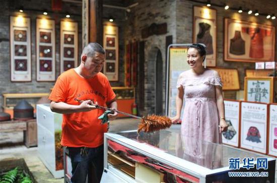 6月12日，罗小龙和妻子在整理藏品。新华社记者 李任滋 摄