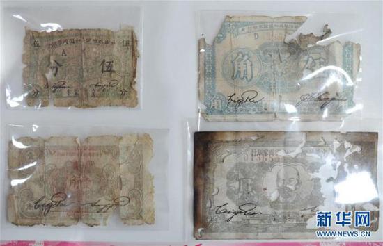 这是罗小龙收集的苏区纸币（6月12日摄）。新华社记者 李任滋 摄