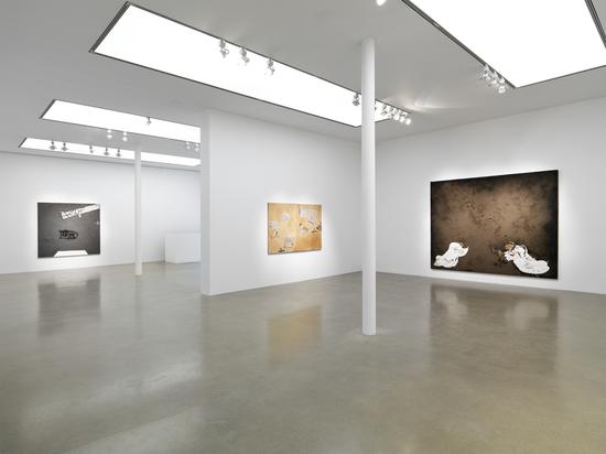 Installation view， ‘Antoni Ta?pies’ at Timothy Taylor， London 2013。 Image courtesy of Timothy Taylor London/New York