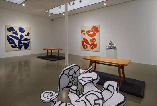 Installation view， ‘Freeform’ （2018） at Timothy Taylor， London。 Courtesy of Timothy Taylor London/New York。
