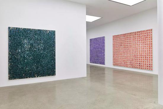 Installation view， ‘Simon Hantai?’ （2016） at Timothy Taylor， London。 Courtesy of Timothy Taylor London/New York。
