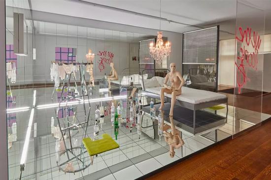 Installation view， Josephine Meckseper ‘Scene VI’， Timothy Taylor， New York