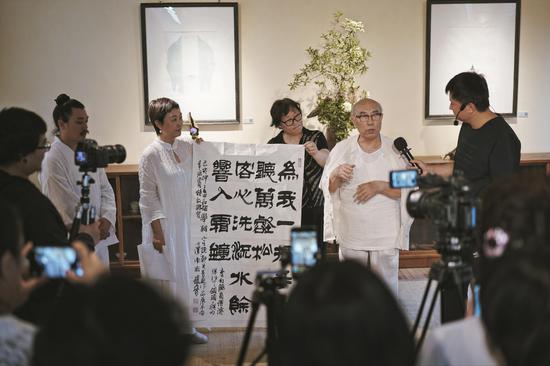 开幕式现场：著名书法家赵普先生为展览挥毫赠书