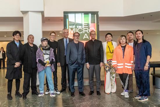 主办方，柏林市市长（左七），策展人，艺术家合影