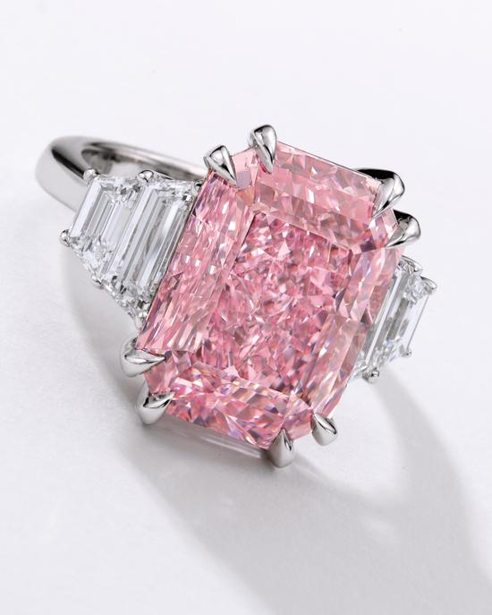 10.64卡拉艳彩紫粉红色内部无瑕钻石配钻石戒指 估价：1.5亿 – 2亿港元