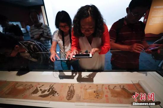9月17日，观众参观《五牛图》（韩滉《五牛图》卷，唐代，故宫博物院藏）。中新社记者 杜洋 摄