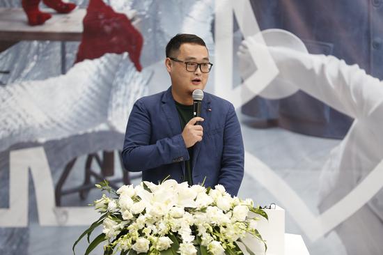 北京民生现代美术馆学术部主管陈昱主持展览开幕式