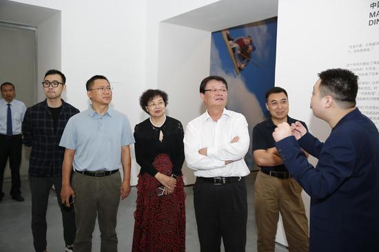 策展人崔灿灿进行展览导览