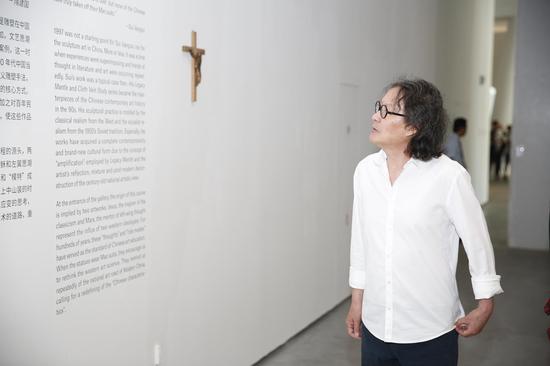 艺术家徐冰参观展览