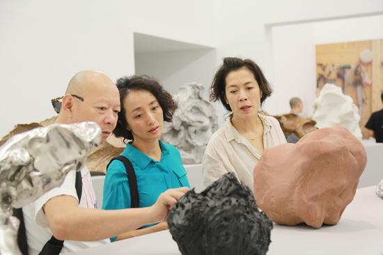 艺术家岳敏君、向京、姜杰参观展览