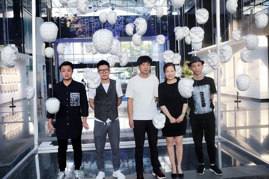 从右至左（策展人张长收，iSGO CEO Maria，艺术家王维峰，艺术家刘家华，iSGO Gallery 罗吟）