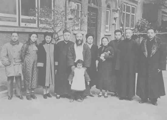 1946年周錬霞（左三）、张大千（左五）、 　　李秋君（左六）、顾青瑶（左二）等人的合影。