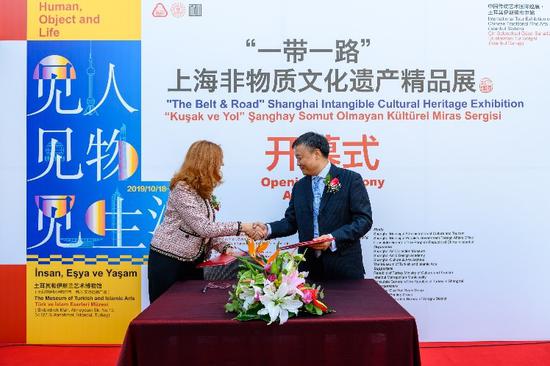 学院党委副书记、纪委书记郭光武和伊斯坦布尔艾登大学代表、国际教育与合作部副部长阿伊瑟·丹尼丝·奥茨坎签署合作备忘录