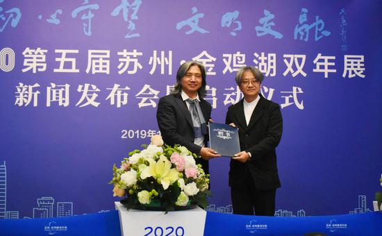 吴为山向吴洪亮颁发分策展人聘书