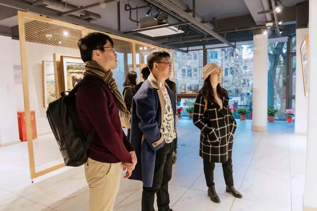 艺术家高鸣与其他嘉宾在展厅