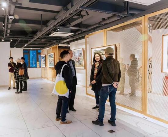 嘉宾在展厅观展交流