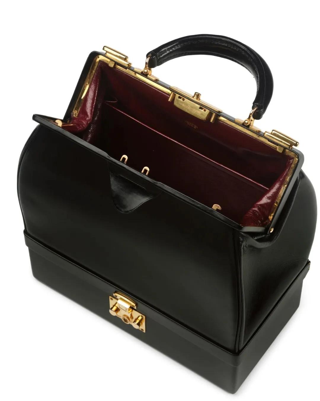 Hermes， ‘Sac Mallette’ handbag， 1968， Paris ©️ Victoria and Albert Museum， London