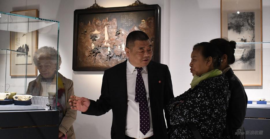 北京市文物鉴定委员会秘书长张如兰参观展品