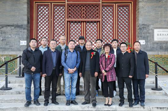 范正红与山东财经大学艺术学院师生等在展厅前
