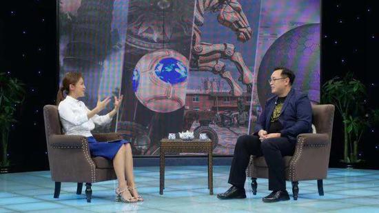 艺术家肖迪大型机械装置《中华神兽》系列作品接受央视朱迅的采访
