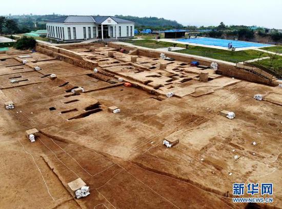 这是2019年8月27日在河南省巩义市河洛镇拍摄的双槐树遗址（无人机照片）。新华社记者 李安 摄