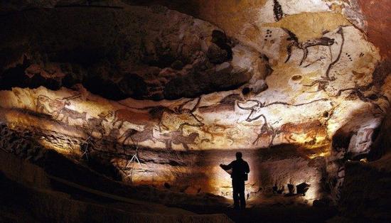 拉斯科洞窟（Grotte de Lascau）壁画，位于法国多尔多涅省蒙特涅克村的韦泽尔峡谷，是著名的石器时代洞穴壁画。   维基百科 图