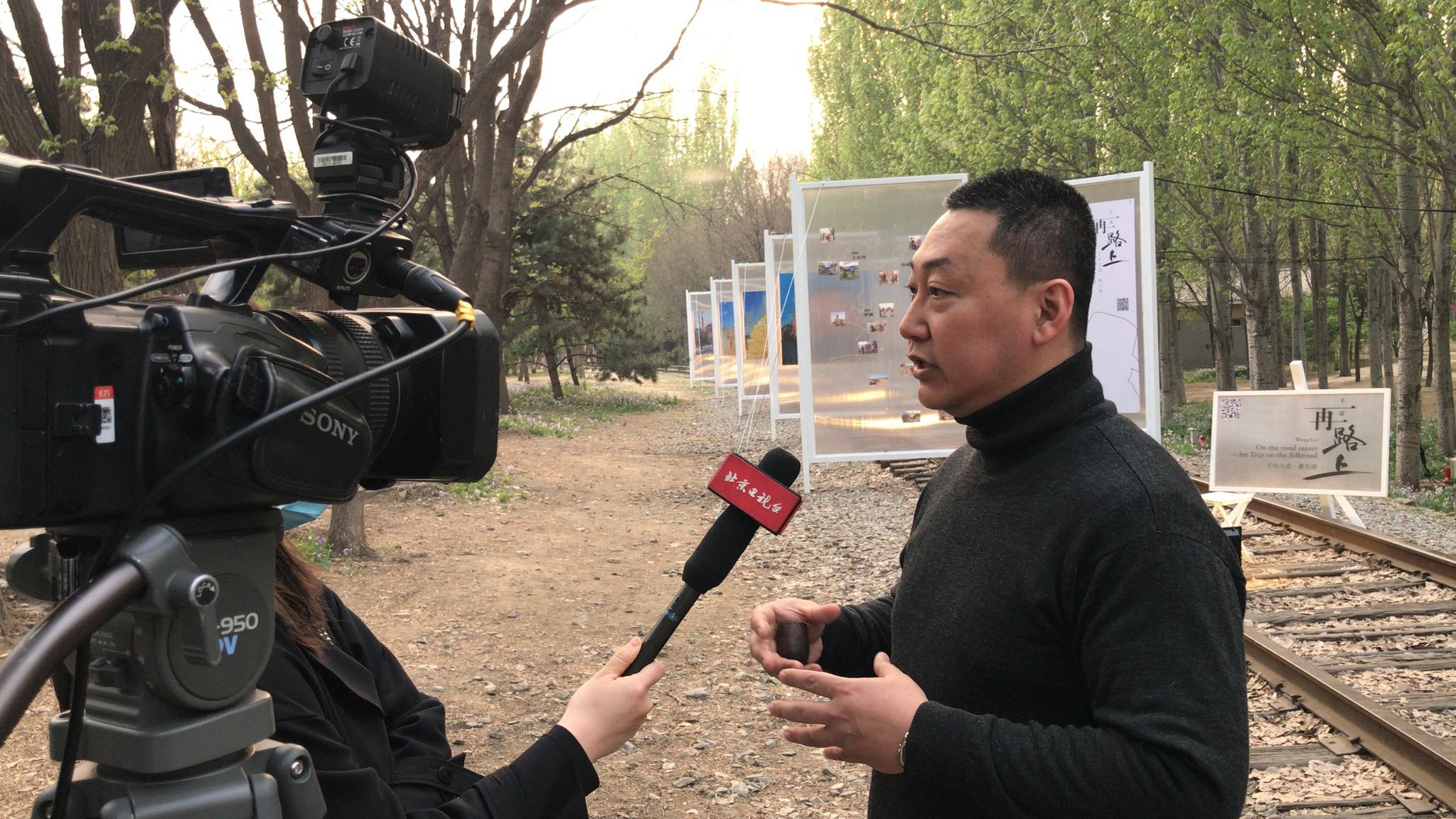 开幕式现场艺术家王雷接受北京电视台采访