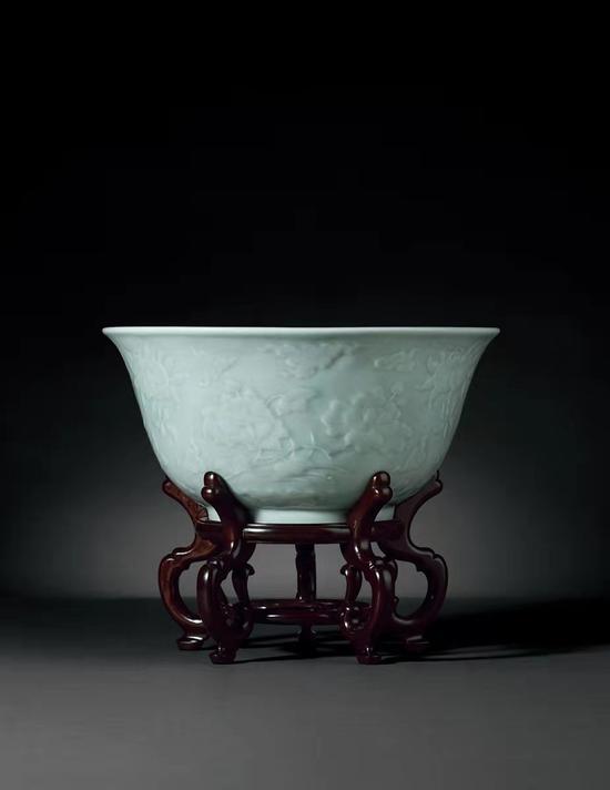清雍正 粉青釉凸花四季花卉三多纹大碗 285.2万成交
