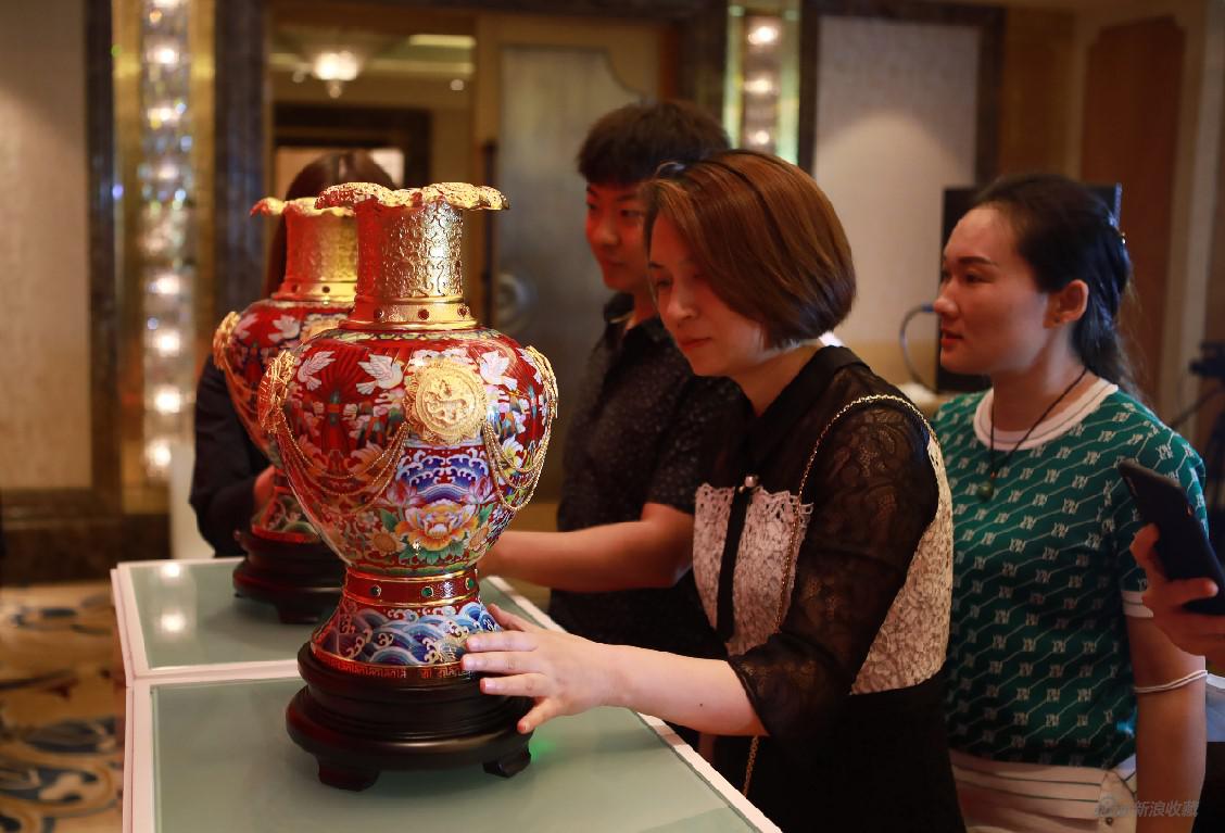 来宾观展