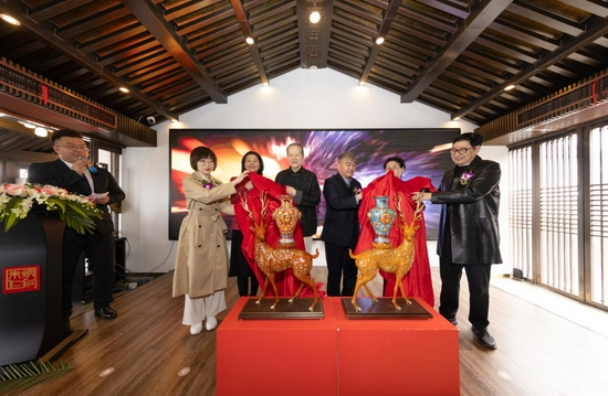 ▲嘉宾共同为作品揭幕