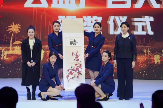 本次大赛终评评委之一齐驸博士（左1）