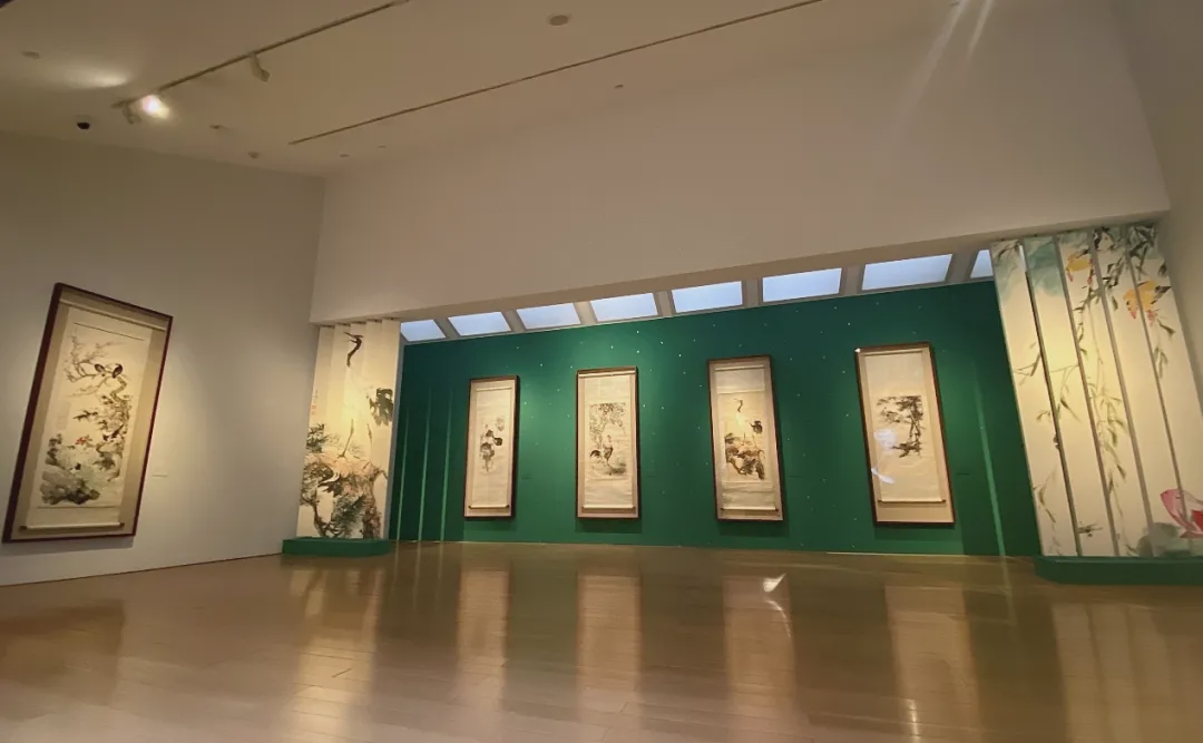 展览第二板块展出新中国初期王雪涛代表作，展厅“百叶窗”设计与真迹相映成趣