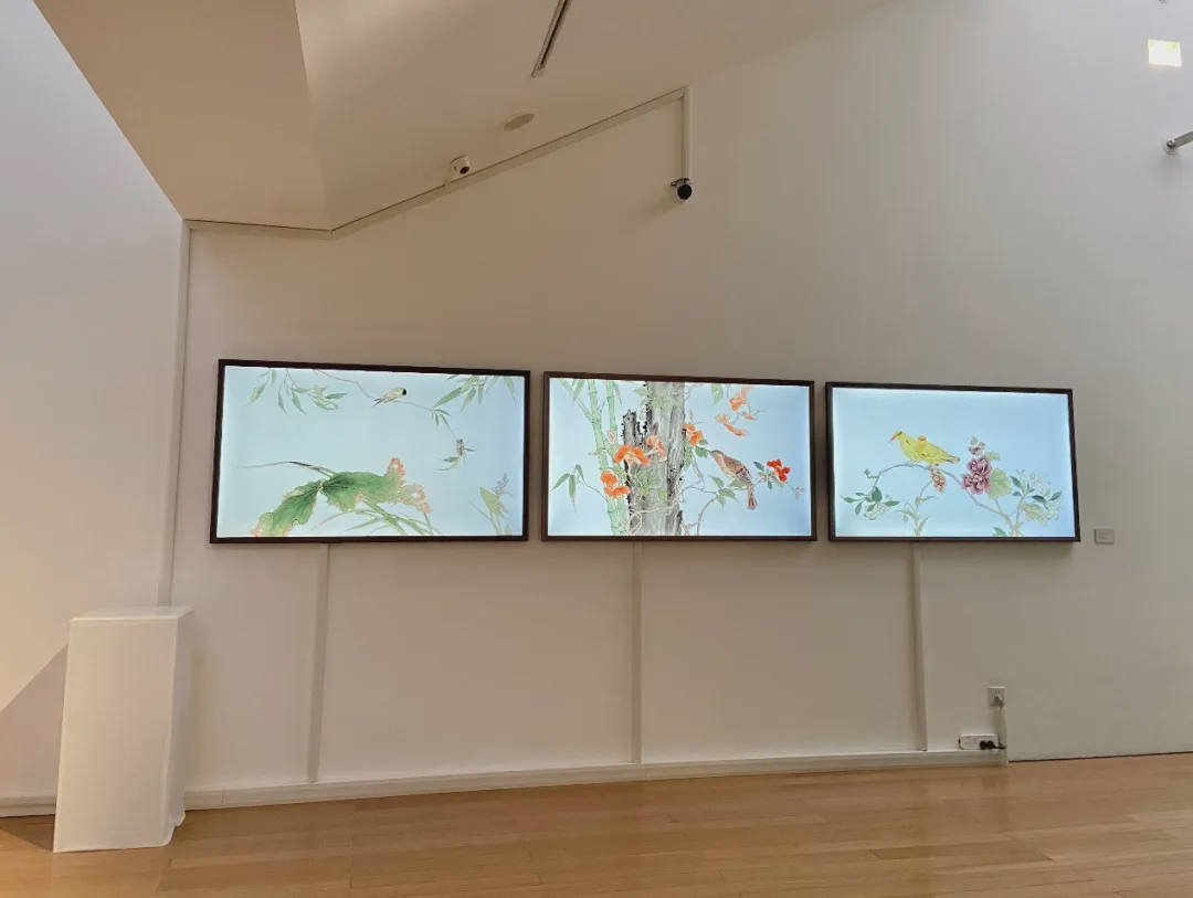 展厅现场设置的动画互动装置，观众可以通过触摸屏幕的方式体验王雪涛花鸟画的灵动与魅力