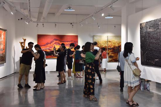 “星河鹭起——当代艺术名家邀请展”展厅现场