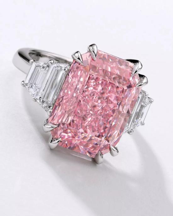 10.64卡拉艳彩紫粉红色、内部无瑕钻石，配钻石戒指