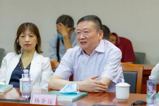  原省美术馆党总支书记、常务副馆长杨企远致辞  