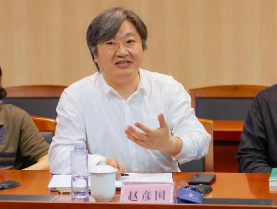  省美术馆副馆长赵彦国主持艺术座谈会  