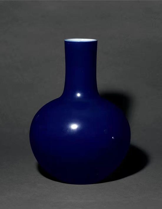 清乾隆霁蓝釉天球瓶1495万成交