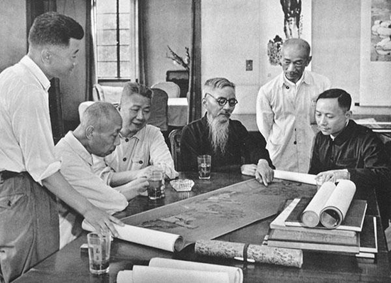 新中国成立后，林风眠（右二）跟随专家组，学习品鉴古代绘画作品