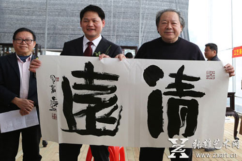 福建省书法家协会副主席吴乃光(右)福建万年青市政园林装饰工程有限