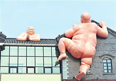 "快乐胖子"修复后或将重上墙头 被舆论称"裸佛"