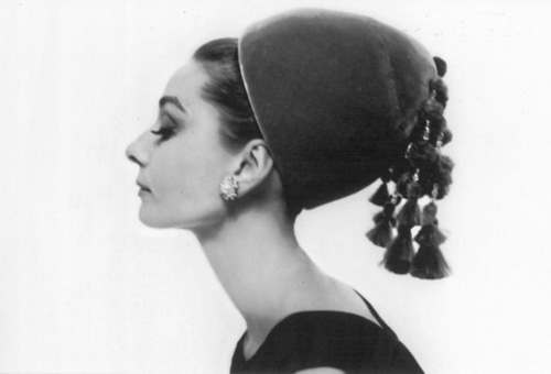 赫本于1964年佩戴这顶帽子所拍摄的杂志封面