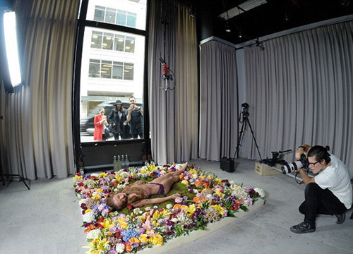 英国另类表演艺术家米莉·布朗在封闭空间中冥想7天
