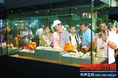 首届中国(长沙)国际矿物宝石博览会上，观展市民用相机记录各种美丽矿石。